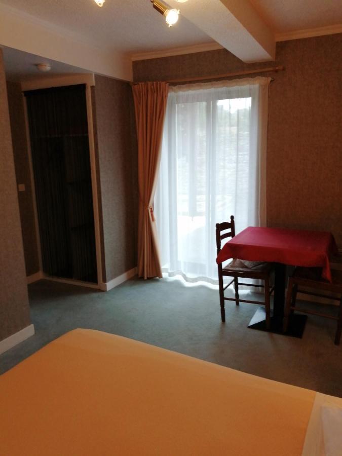 Le Casse Noisettes Hotell Gourin Exteriör bild